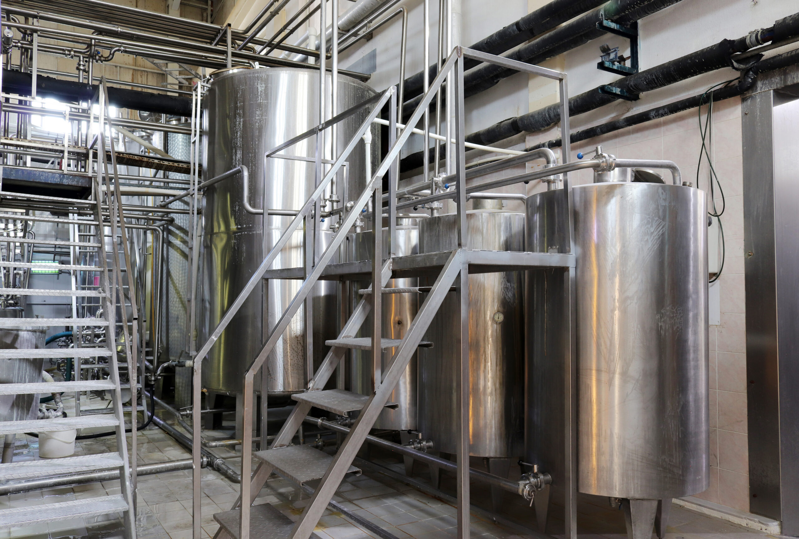 membrane cleaning programs, cleaning program steps, fouling-resistant membranes, dairy and food processing membranes, protein concentration membranes Modern dairy factory, steel tank